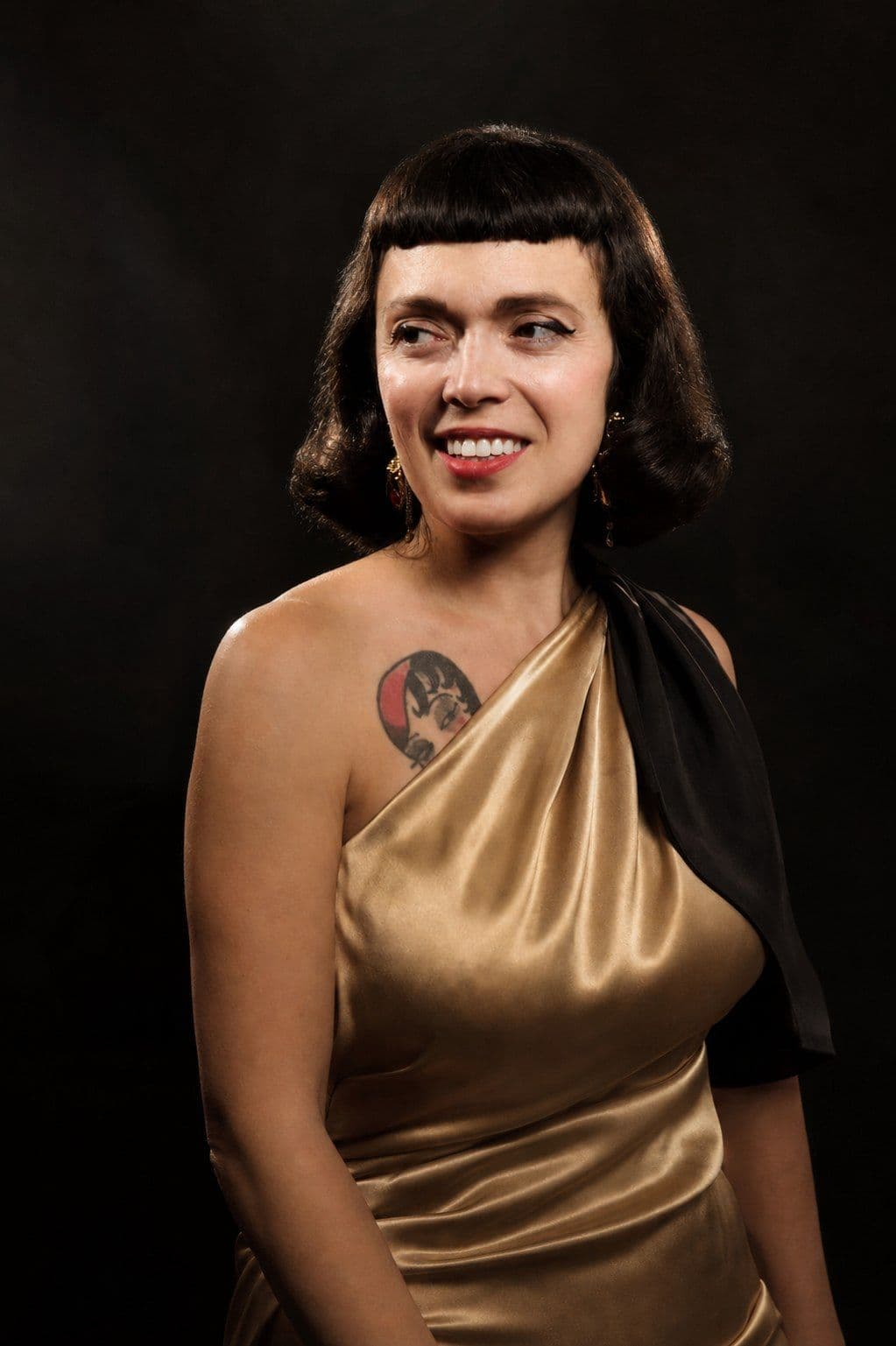 Melissa Lesnie en robe dorée
